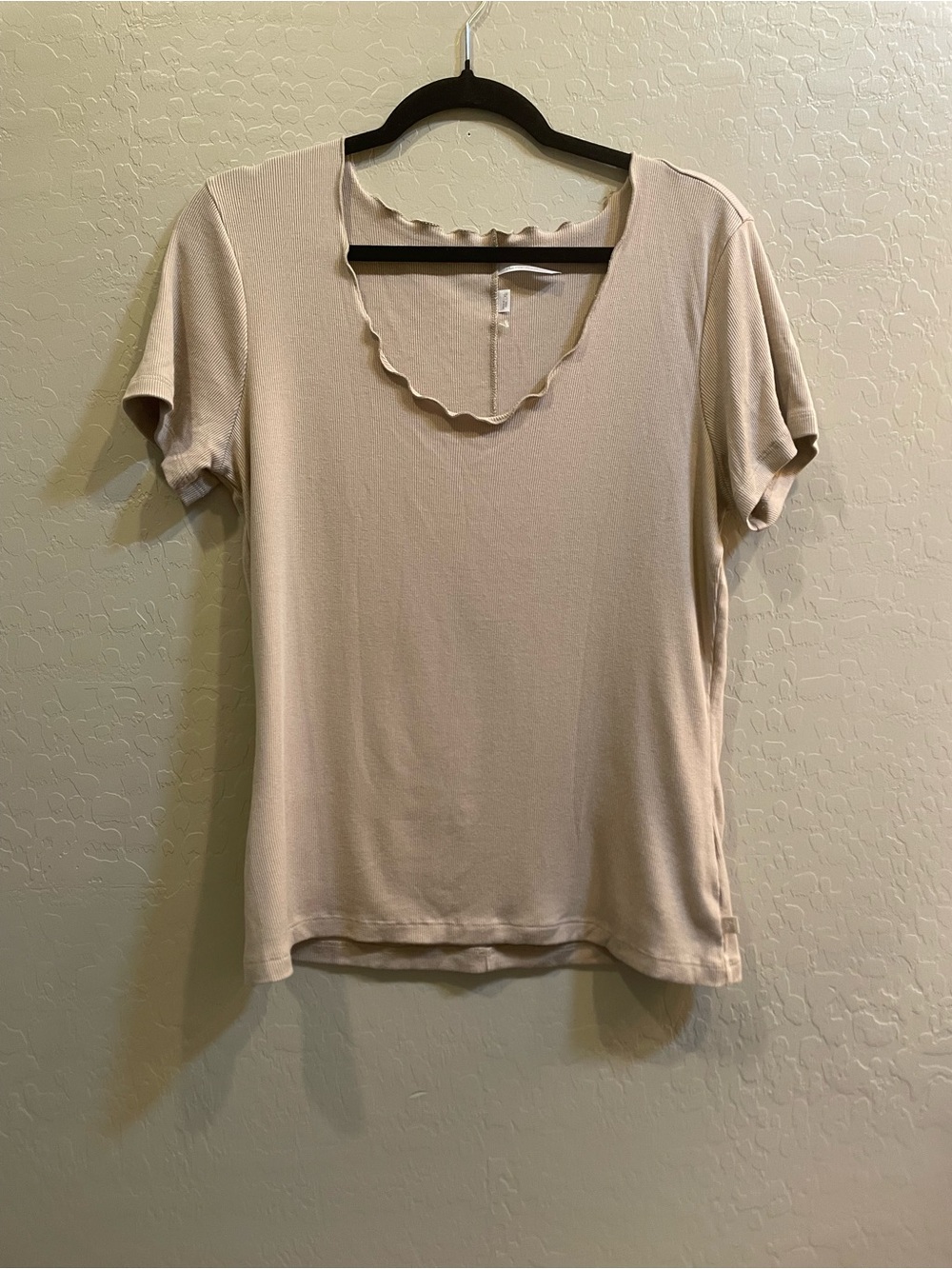 Travis Mathew Women's Cream Scalloped Scoop Short Sleeve Tee
